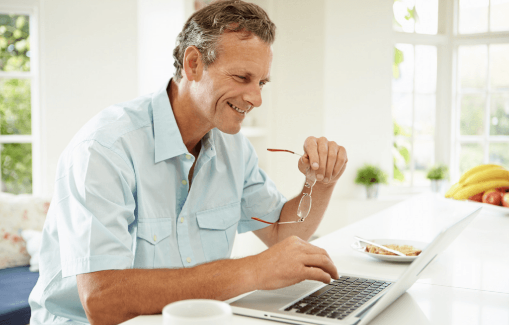 Mann ab 50 informiert sich am Laptop über künstliche Intelligenz